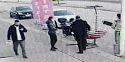 Yol kenarındaki bu salıncak meraklıların başına bela oluyor