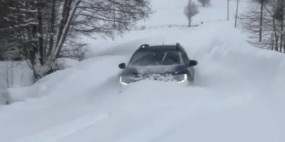Yolda ilerlemek isteyen cip kara gömüldü