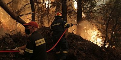 Yunanistan'ın Eğriboz Adası'nda yangın kontrolden çıktı