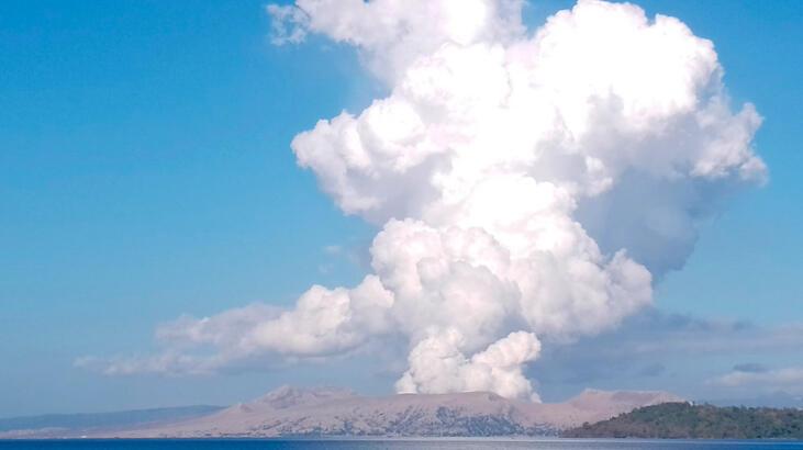 Taal Yanardağı patladı