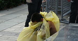 Taksim Meydanı'nda çıplak kadın şoku!