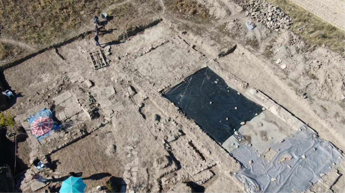 Tarlasına fidan dikmek için çukur kazan çiftçi, Roma dönemine ait mozaik buldu