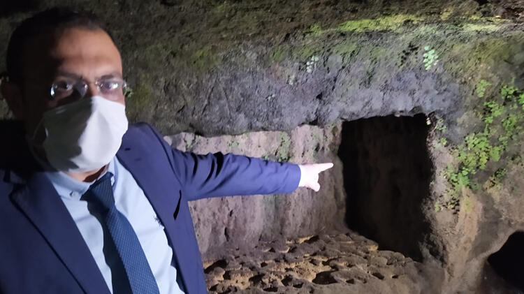 Tarsus'ta sular çekildi, kaya mezarları ortaya çıktı