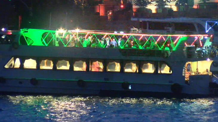 Coronaya rağmen teknede eğlence!