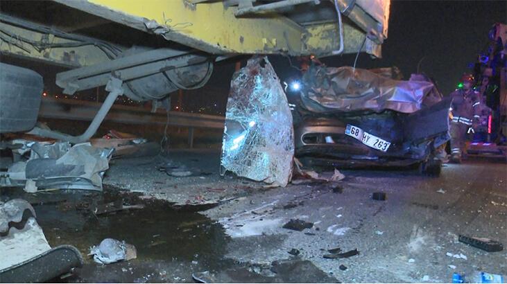 TEM Otoyolu'nda feci kaza! Araç paramparça oldu