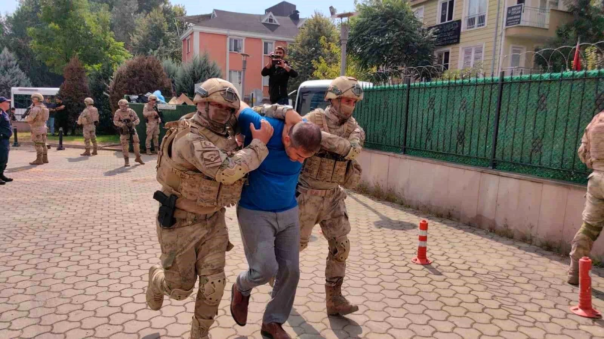 Terkinciler çetesi üyeleri adliyeye getirilirken gazetecilere ayakkabılarını fırlatıp, 