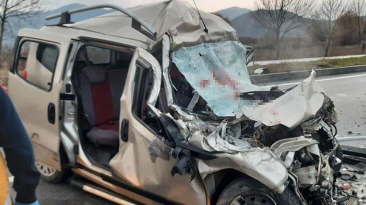 TIR'a arkadan çarpan hafif ticari araç 4 kişiye mezar oldu!