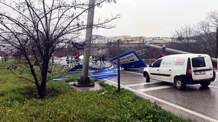 TIR'ın çarptığı tabelalar otomobil üzerine düştü