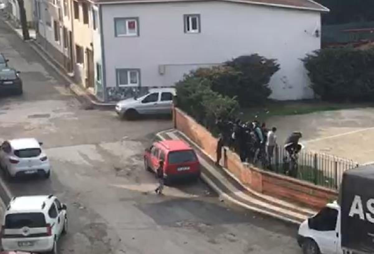 Top oynarken polisi gören çocukların kaçma anı kamerada