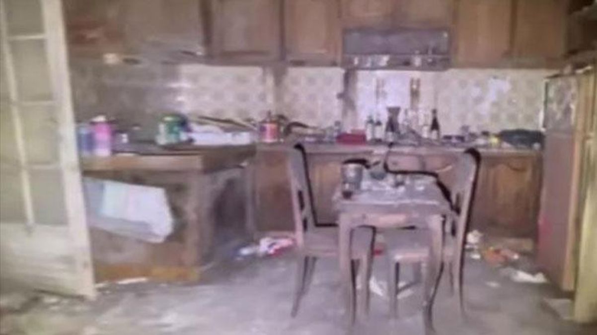 Tüm cesaretini toplayıp 18 yıldır girilmeyen eve girdi, salona gelince şok oldu