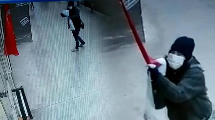 Türk bayrağına çirkin saldırı! Kimliği belirlendi, yakalandı