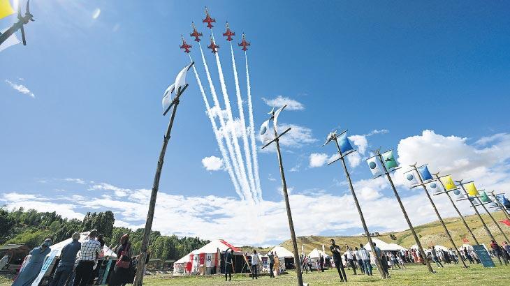 ‘Türk Yıldızları’ Ahlat’ta büyüledi