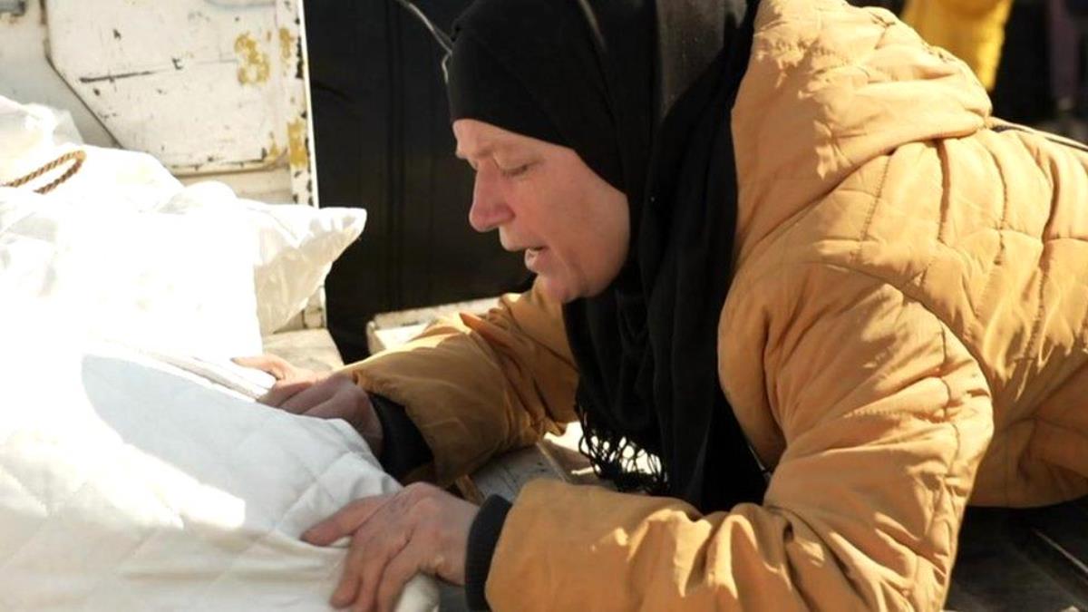 Türkiye'deki Suriyeli depremzedeler yakınlarının cenazelerini Suriye'ye gönderiyor