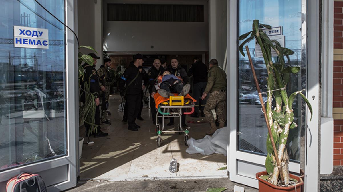 Ukrayna'daki tren garı saldırısında bilanço artıyor! 5'i çocuk 50 ölü var, doktorlar yaralılara yetişemiyor