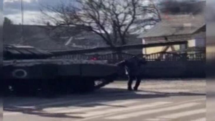 Ukrayna'dan sıcak görüntü! Rus tanklarını böyle durdurmaya çalıştılar