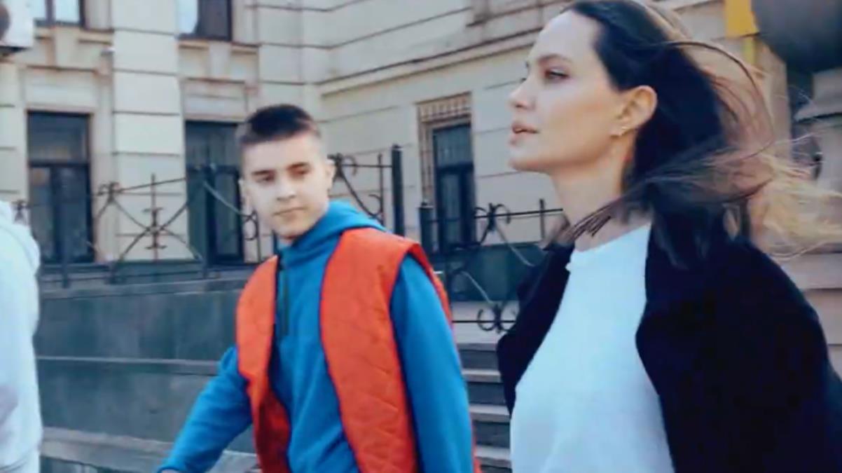 Ukrayna'yı ziyaret eden Angelina Jolie'nin zor anları! Sirenler çalınca kaçmaya başladı