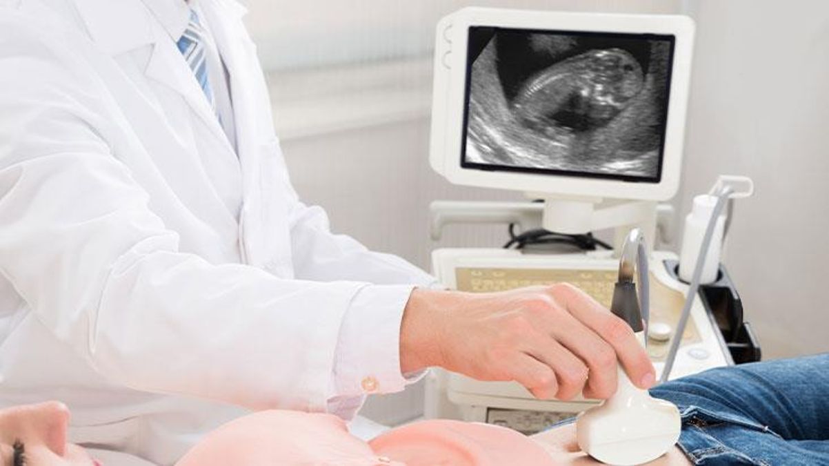 Ultrasonda hamile kadının karnındaki bebeğin cinsel bölgesine bakan doktorların ağzı açık kaldı