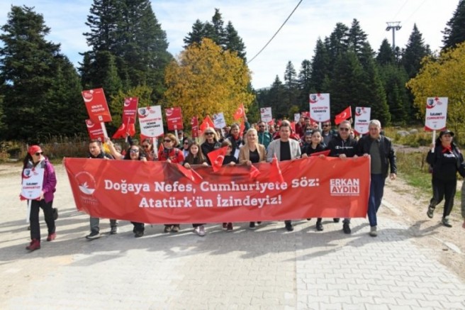 Uludağ'da yüzlerce kişi Cumhuriyetin izinde yürüdü