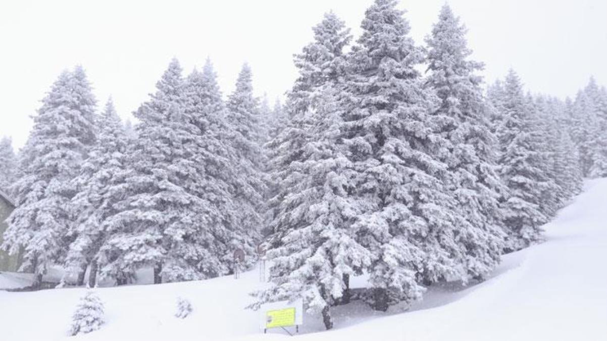 Uludağ'a nisan ortasında kar yağdı! Kar kalınlığı yarım metreyi geçti