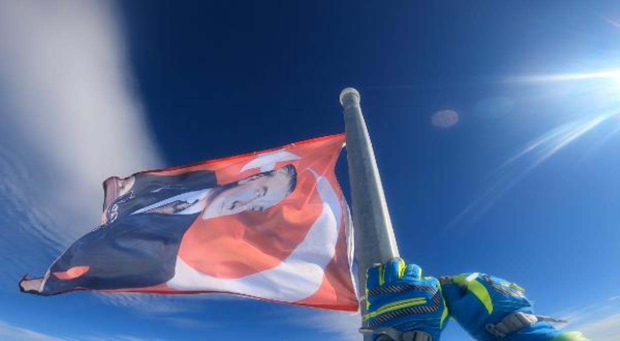Uludağ'ın zirvesindeki Türk bayrağını dağcılar yeniledi