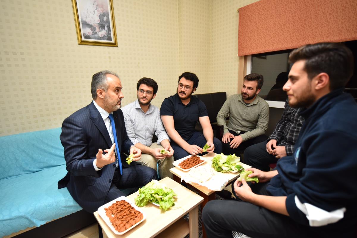 Üniversiteliler su indirimi için Aktaş'ı evlerinde ağırlayıp teşekkür etti