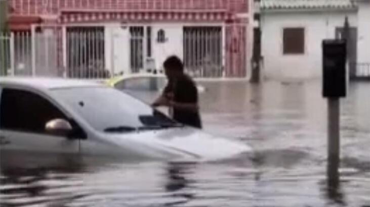 Uruguay’da sel suları araçları yuttu