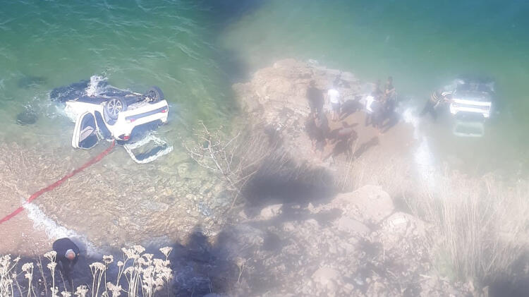 Van Gölü'ne otomobil uçtu! 4 kişi yaralandı