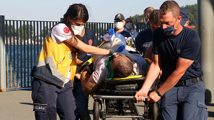 Vapurdan düştü, kalp masajı ile yeniden hayata döndü