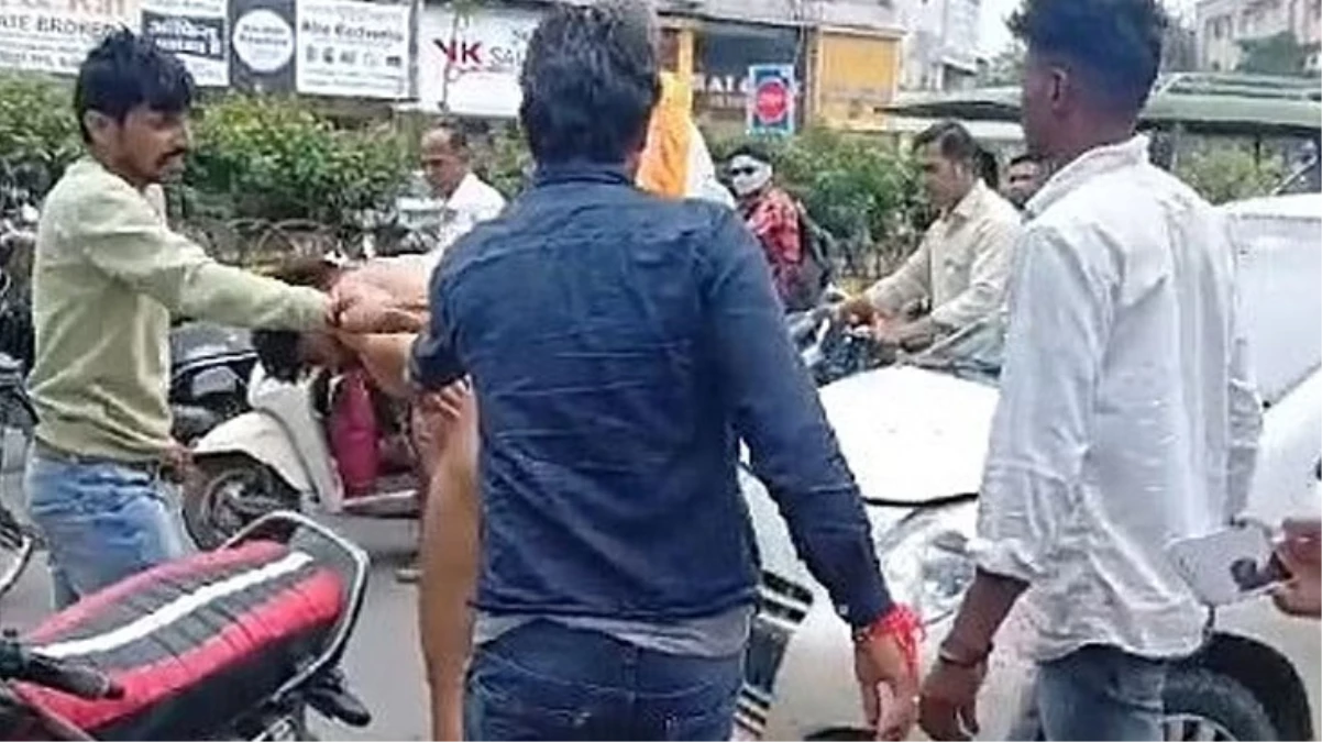 Vatandaşlar, öğrencisini taciz eden öğretmeni çırılçıplak soyup polise teslim etti