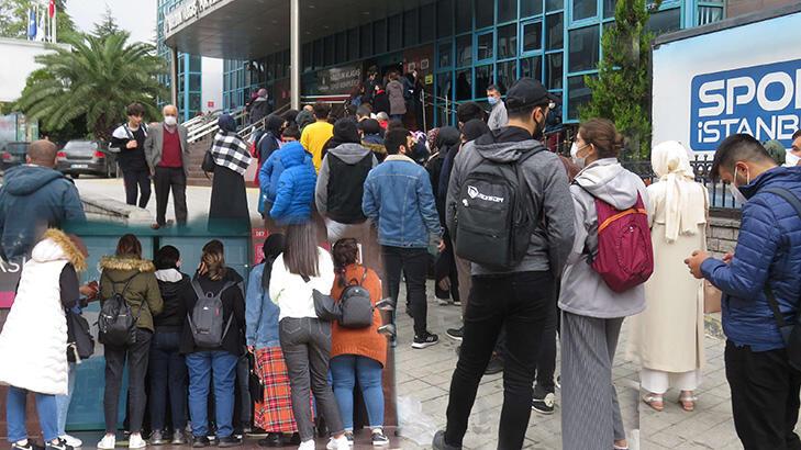 Yağmur altında 'İstanbulkart' çilesi! Uzun kuyruklar oluştu