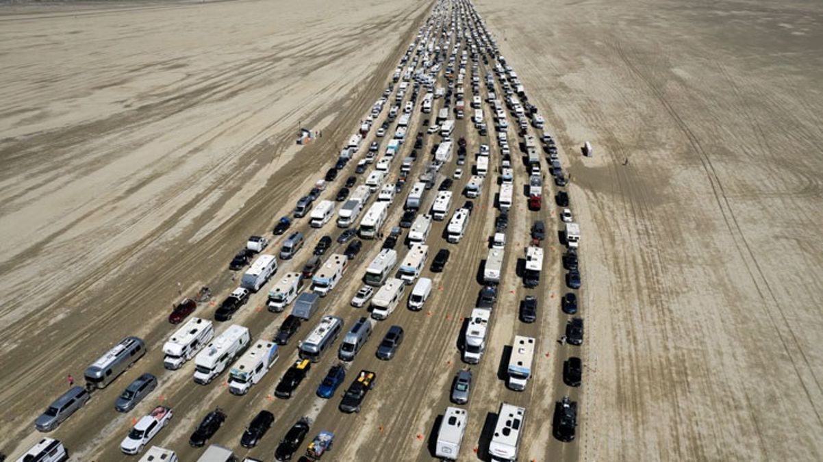 Yağmurla bataklığa dönüşen Burning Man festivalinde mahsur kalan binlerce kişi alandan ayrılmaya başladı