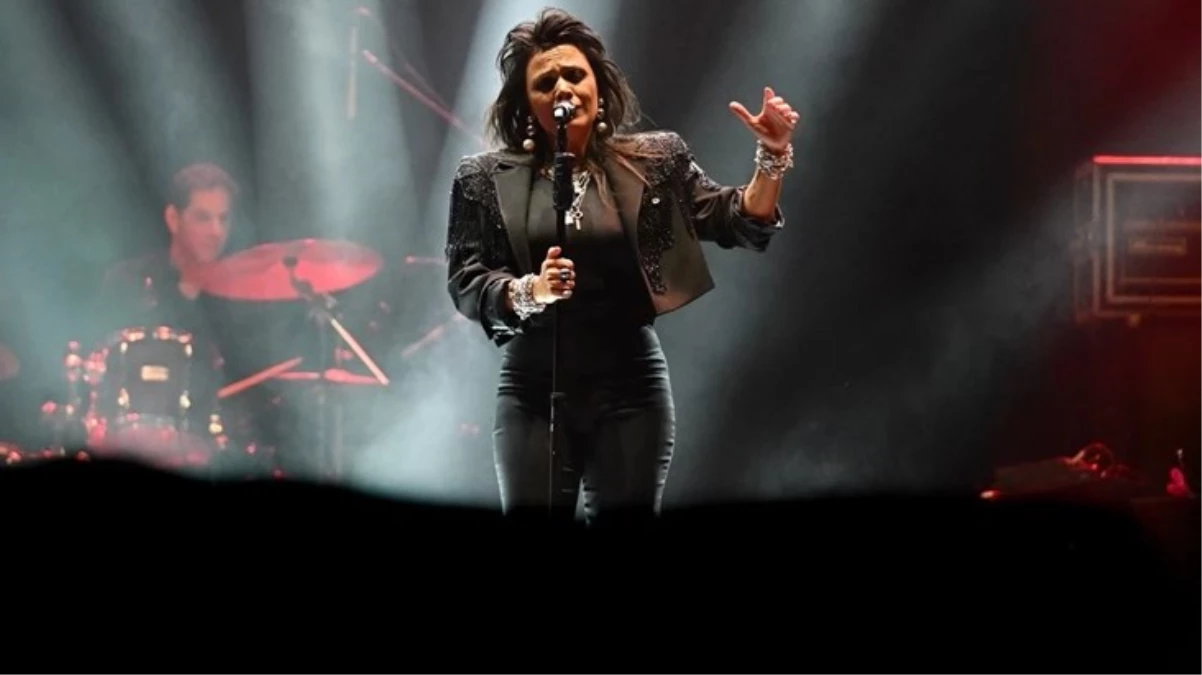 Yahudi sanatçı, sela okunduğunu duyunca konsere ara verip selaya eşlik etmeye çalıştı