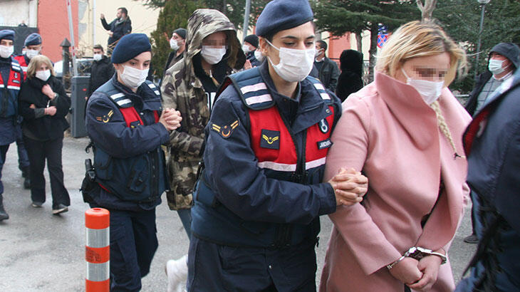 Yakaladılar! Adliyede çiçeklerle karşıladılar