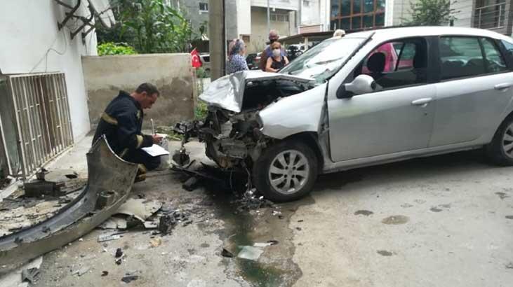 Fren yerine gaza basan sürücü daireye girdi!