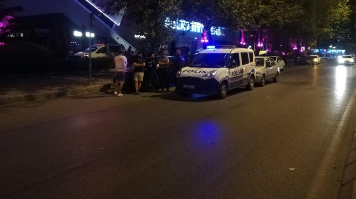 Yarış yapan otomobil yol kenarındaki taksi sürücüsüne çarptı