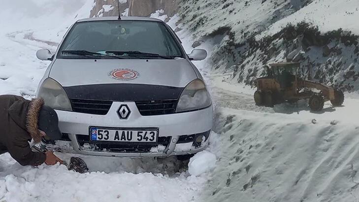 Yayla yolunda araçları kara saplandı