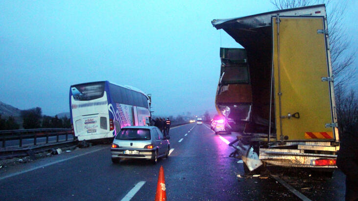 Yolcu otobüsü kamyona çarptı! Yaralılar var...