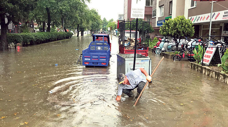 Yollar göle döndü