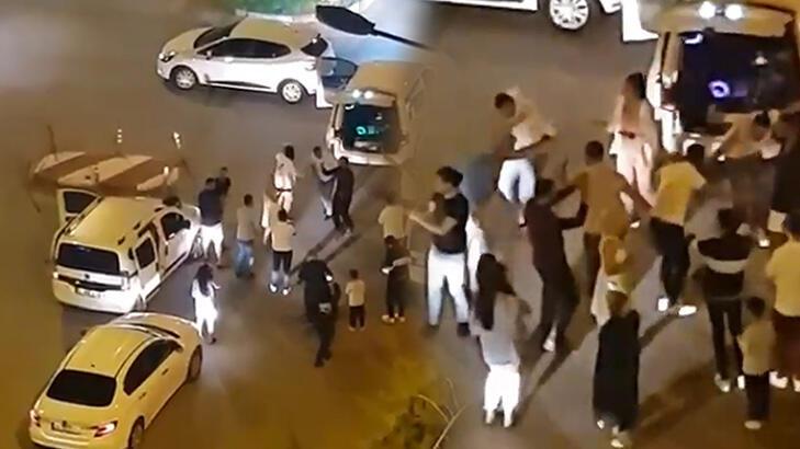 Yolu kapatıp, 'Erik Dalı Gevrektir' türküsüyle oynadılar