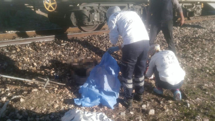 Yük treni hemzemin geçitte traktöre çarptı: 1 ölü