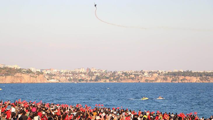 Yüzlerce kişi izlemek için toplandı! SoloTürk'ten nefes kesen gösteri