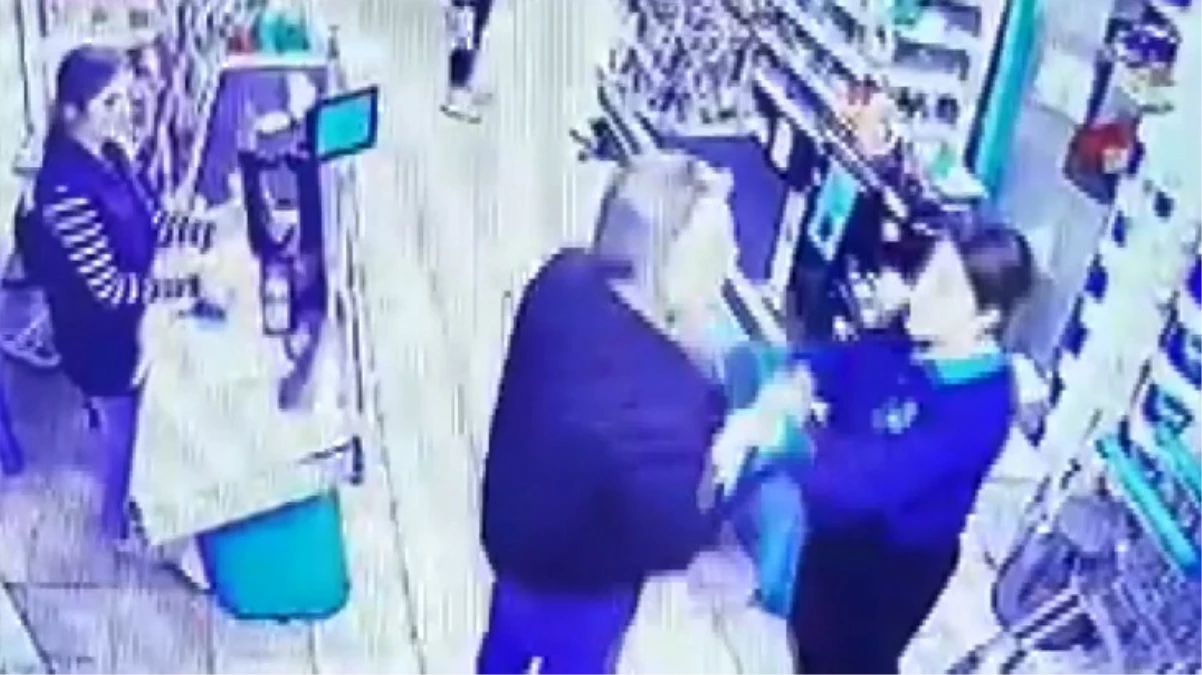 Zincir markette kasiyere saldırı! Genç kadını dakikalarca yumrukladı