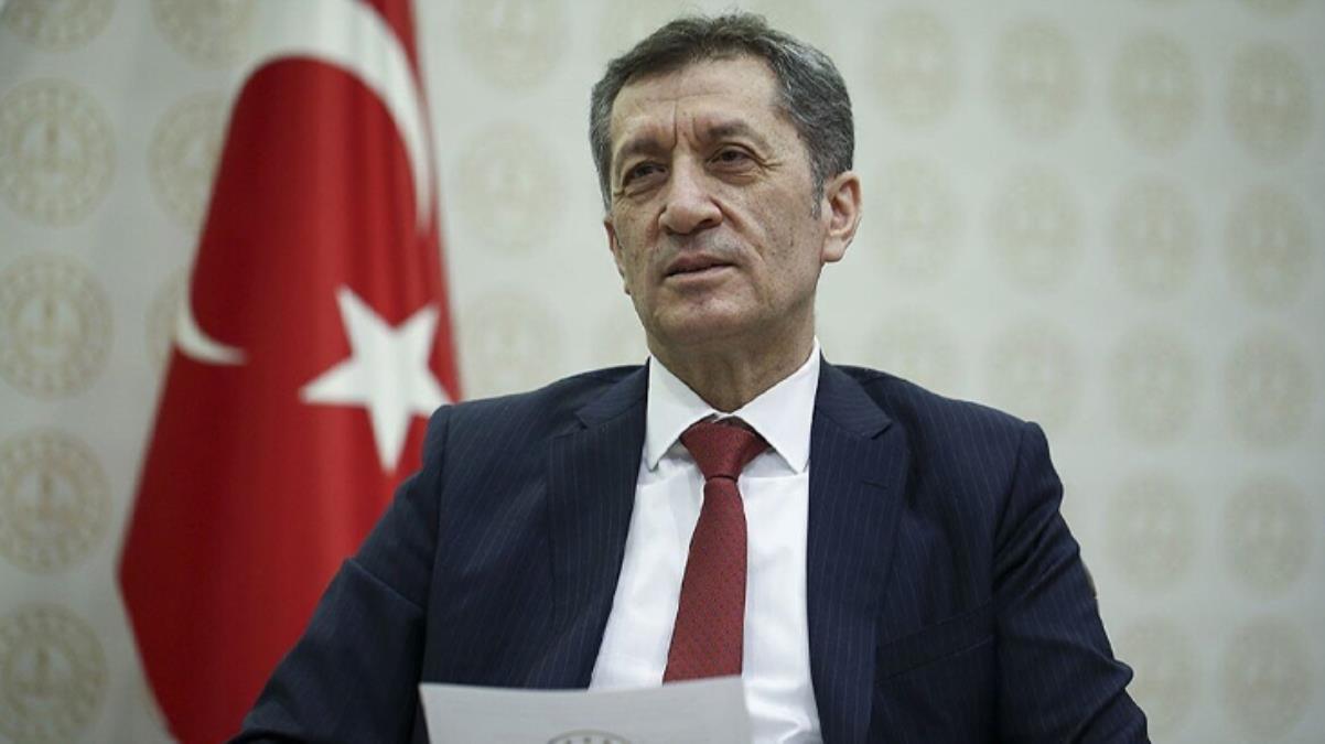 Ziya Selçuk'un okulların açılmasına bir ay kala Milli Eğitim Bakanlığı görevinden istifa etmesi sosyal medyayı karıştırdı