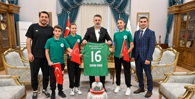 23 Nisan’da başkanlık koltuğu çocukların oldu